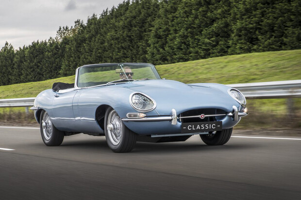 Jeden z nejhezčích automobilů historie se bude opět vyrábět. Co Jaguar vymyslel?