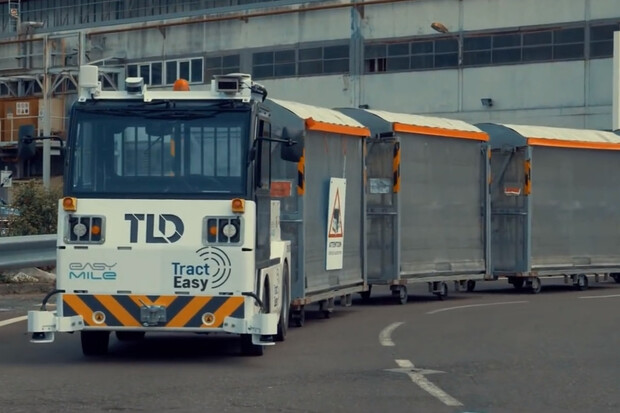 V továrně v Sochaux používá PSA autonomní kamion. K jakému účelu?