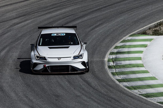 Jak dokazuje Cupra e-Racer, závodit s elektromobilem je úplně jiná disciplína