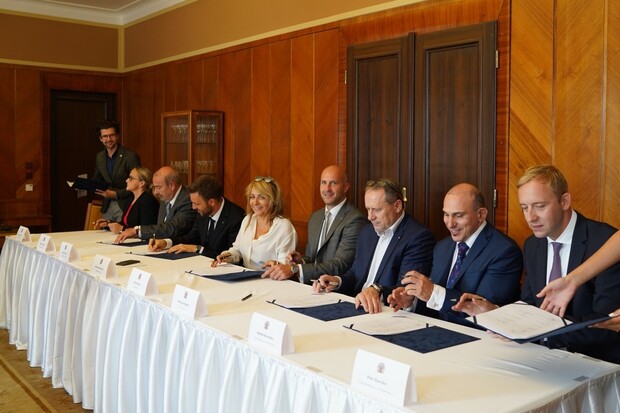 Na pražské letiště budou jezdit elektrobusy