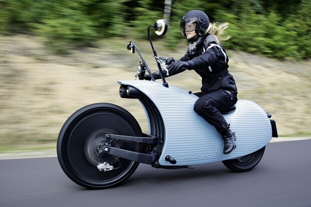 Šnečí vzhledem, ale už nikoliv rychlostí. Elektromotorka Johammer J1 dá i 120 km/h