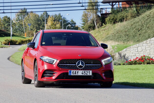 Rozumný elektrický dojezd plug-in hybridu? Mercedes třídy A má mít 15kWh baterii