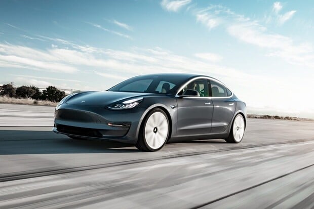 Nejprodávanější Tesla versus superrychlý hatchback. Kdo vyhrál bitvu na letišti?
