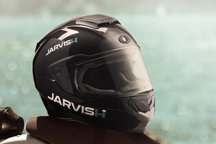 Chytrá helma motorkářům zpříjemní jízdu hlasovým ovládáním a AR infotainmentem