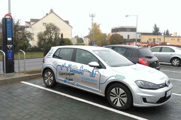 Praha-Šeberov má u radnice novou nabíjecí stanici. Poblíž stojí i kavárna