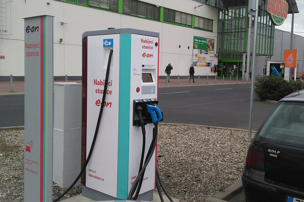 Nabíjecí stanice u Globusu v Pardubicích a Olomouci si od dubna zaplatíme