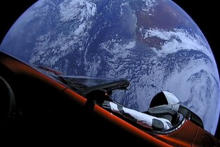 Starman v Tesle Roadster minul Mars, dál bude kroužit kolem Slunce 