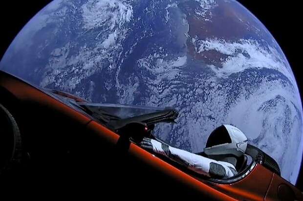 Starman v Tesle Roadster minul Mars, dál bude kroužit kolem Slunce 