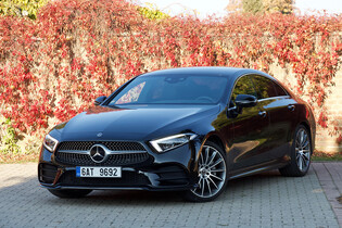 Samo řídí i mění pruhy a umí předcvičovat. To je Mercedes CLS