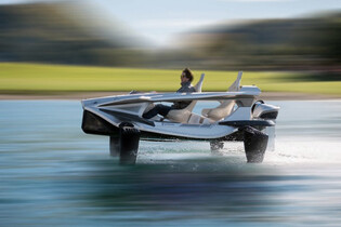 Elektrické plavidlo Quadrofoil Q2S Electric se vznáší nad vodou a zdolá až 80 km