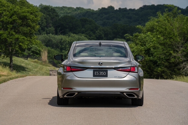 Lexus ES 300h míří do Česka. Novinku už si můžete objednat