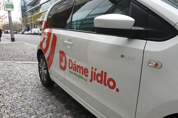 Dáme jídlo rozváží v Praze elektromobily. Má už 30 Volkswagenů e-up!