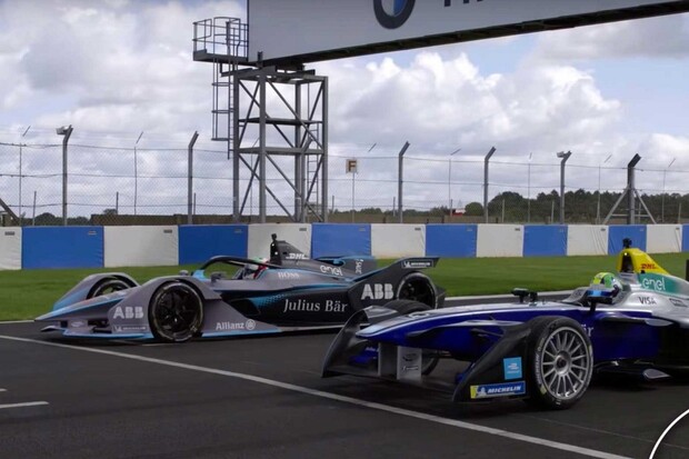 Nový monopost Formule E změřil síly s loňským. O kolik je nová generace lepší?