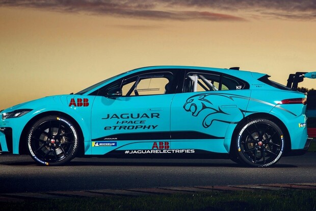 Dvacet elektrických speciálů, deset měst a jeden vítěz. To je Jaguar I-PACE eTROPHY