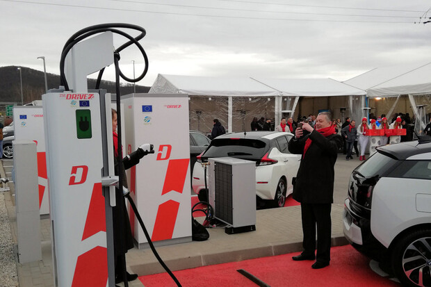 Na Slovensku proběhlo slavnostní odhalení ultrarychlé nabíječky s výkonem 350 kW
