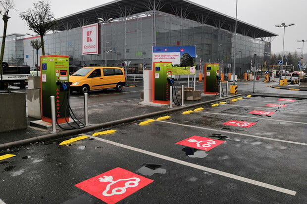 Kaufland instaluje u obchodů stanice pro výměnu baterií elektromobilů 