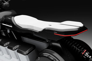 Bohyně elektrických motocyklů Curtiss Hera oslní elektromotorem ve stylu V8