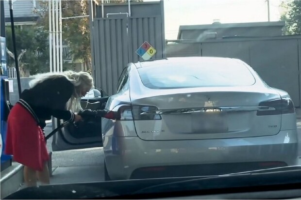 Amerika je země nekonečných možností, ale benzin do Tesly prostě nedostanete