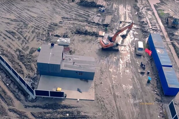 Tesla začne v Číně stavět Gigafactory co nevidět, napovídají záběry z dronu