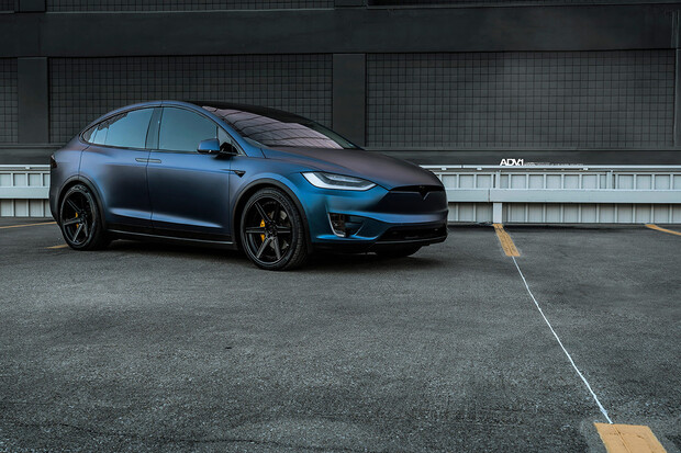 22palcová kola, jiný lak a hned Tesla vypadá jinak. Líbí se vám?