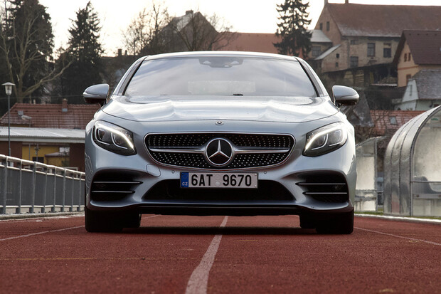 Svezli jsme se v Mercedesu třídy S. Jde o automobilový poklad