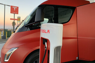 DHL převzalo elektrický tahač Tesla Semi. Již dříve si ho pořádně vyzkoušelo