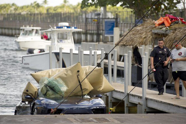 Bohovi se neodmlouvá. Ani když po vás chce, abyste utopili svoje Ferrari