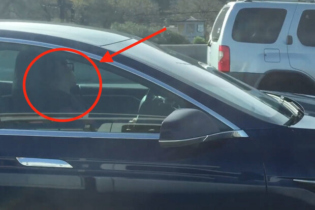 Spící řidič Tesly Model S jel lépe než většina bdělých řidičů, tvrdí svědek