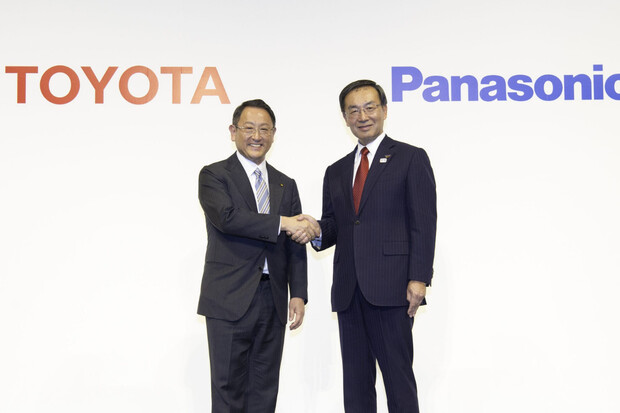 Toyota si plácla s Panasonicem. Nová společnost bude dodávat baterie i Mazdě a Subaru