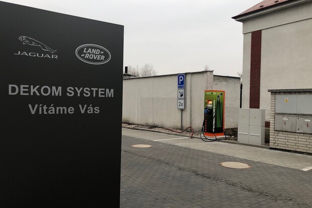 Skupina ČEZ otevřela novou nabíjecí stanici v Hradci Králové u dealerství JLR
