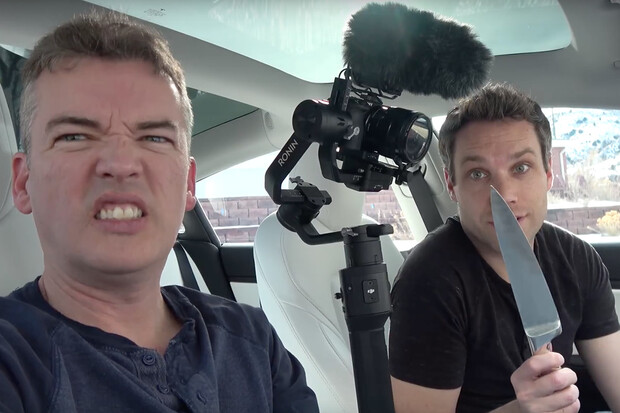 Když nevíte co natáčet, otestujte odolnost displeje v Modelu 3