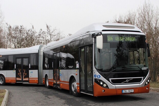 V Praze začne jezdit první hybridní autobus. Má ušetřit až třetinu paliva 