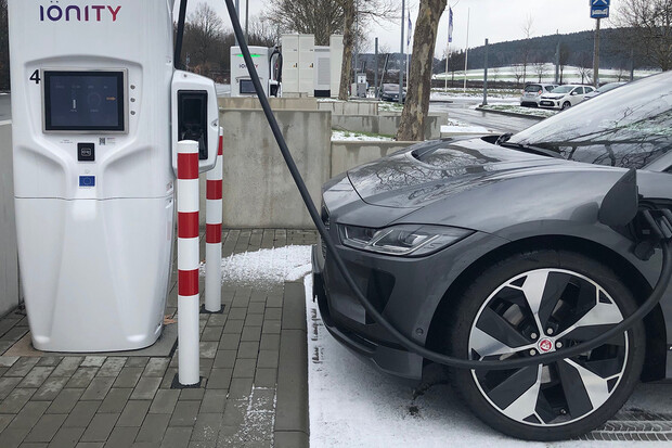 Vyzkoušeli jsme nabíjení na stanici IONITY. Není to nic složitého