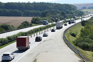 Chtěli jste si na váš elektromobil koupit dálniční známku? Letos už nemusíte