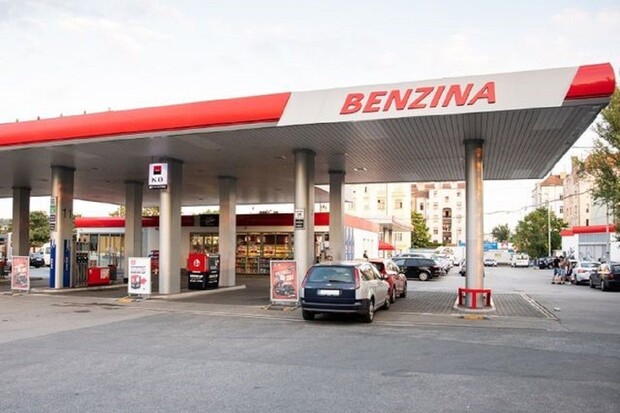 Na čerpacích stanicích Benziny lze použít bankomat, aniž byste vystoupili z auta