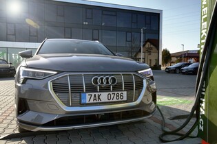 Audi e-tron pro rok 2022: facelift a mnohem delší dojezd