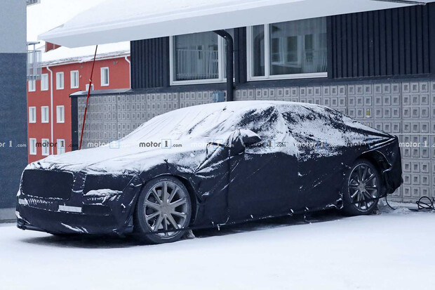 Plug-in hybridní Bentley Flying Spur přichyceno při nabíjení