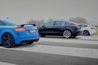 Audi TT vyzvalo na sprint hned dvě Tesly Model 3. Jak to dopadlo? Podívejte se ve videu