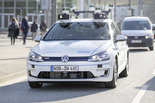 Volkswagen v Hamburku testuje několik e-Golfů s autonomním řízením úrovně 4
