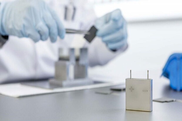 Překvapení od vědců: nepravidelné vybíjení prodlužuje životnost baterií