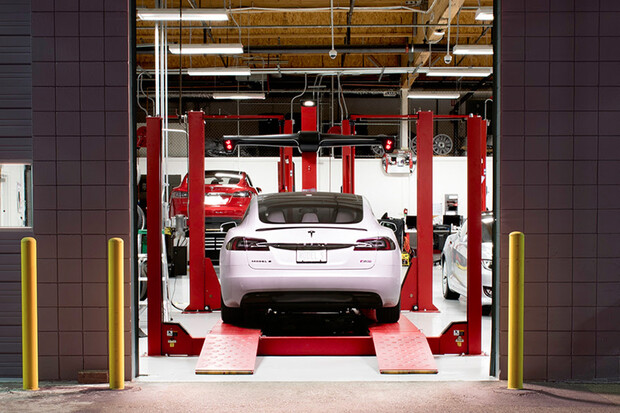 Servisní střediska budujeme, jak jen to jde, sdělil Elon Musk na Twitteru