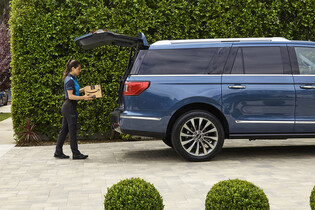 Nechte mi prosím balíček v kufru. Amazon navazuje spolupráci s Fordem a Lincolnem