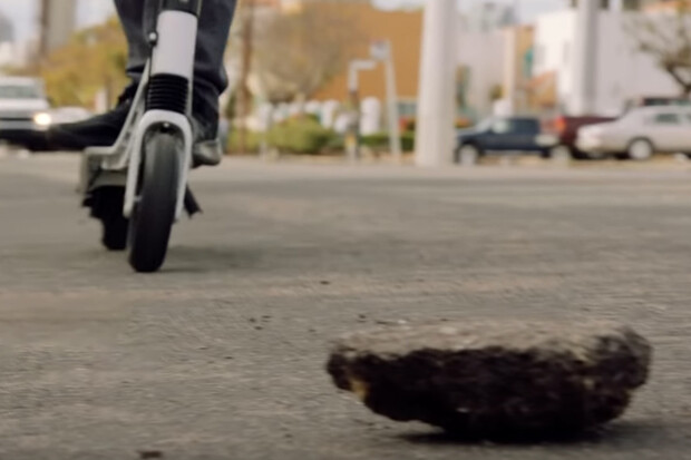 Studie: jízda na elektrické koloběžce je násobně nebezpečnější než jízda autem