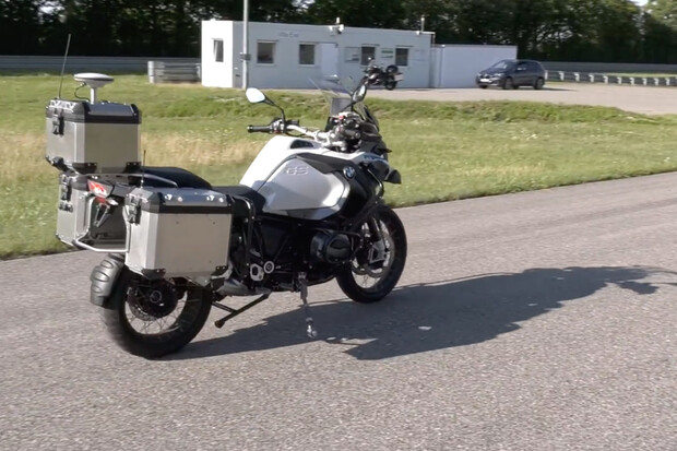 BMW má prototyp motocyklu, který zvládá autonomní jízdu