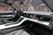 Čistý, elegantní a plný displejů. Tak vypadá interiér Porsche Taycan