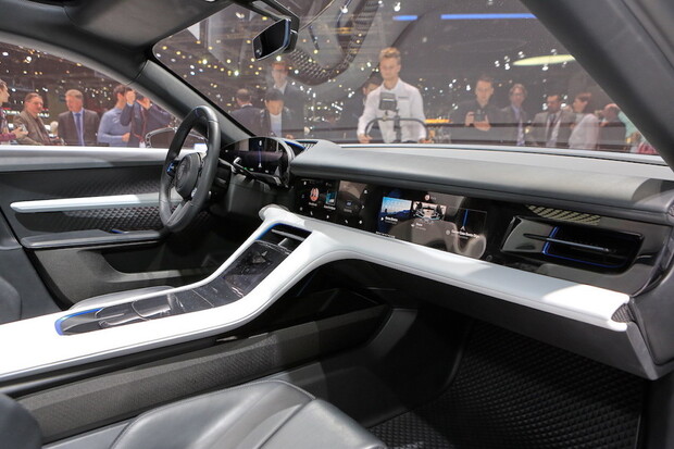 Čistý, elegantní a plný displejů. Tak vypadá interiér Porsche Taycan