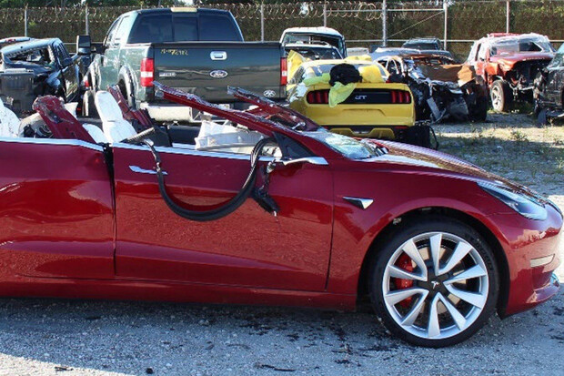 Stojí za nedávnou fatální nehodou Tesly chyba řidiče, nebo systém Autopilot?