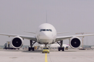 Elektrické MINI už se blíží. Automobilka ukazuje, že vůz utáhne i Boeing 777F