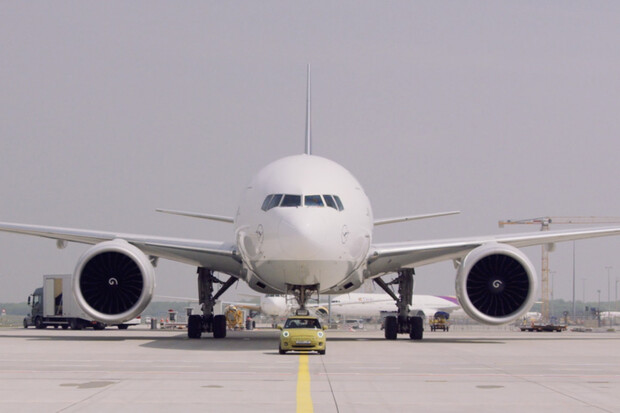 Elektrické MINI už se blíží. Automobilka ukazuje, že vůz utáhne i Boeing 777F