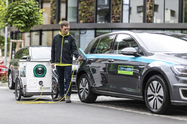 Mobilní nabíječka E-MONA nově obsluhuje elektroauta carsharingu CAR4WAY